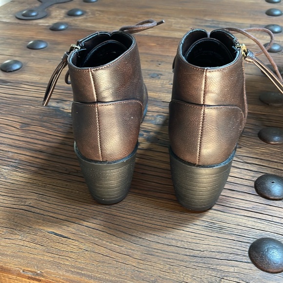 Ankle boots by easy street size 8 1/2 medium - Picture 3 of 9